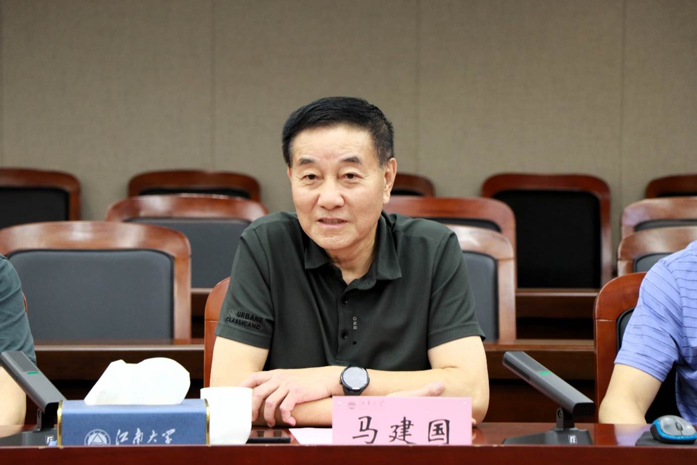 男人和女人在桌子边 AI 生成的内容可能不正确。