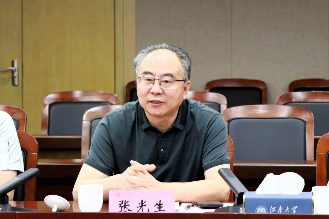 会议室里的人 AI 生成的内容可能不正确。