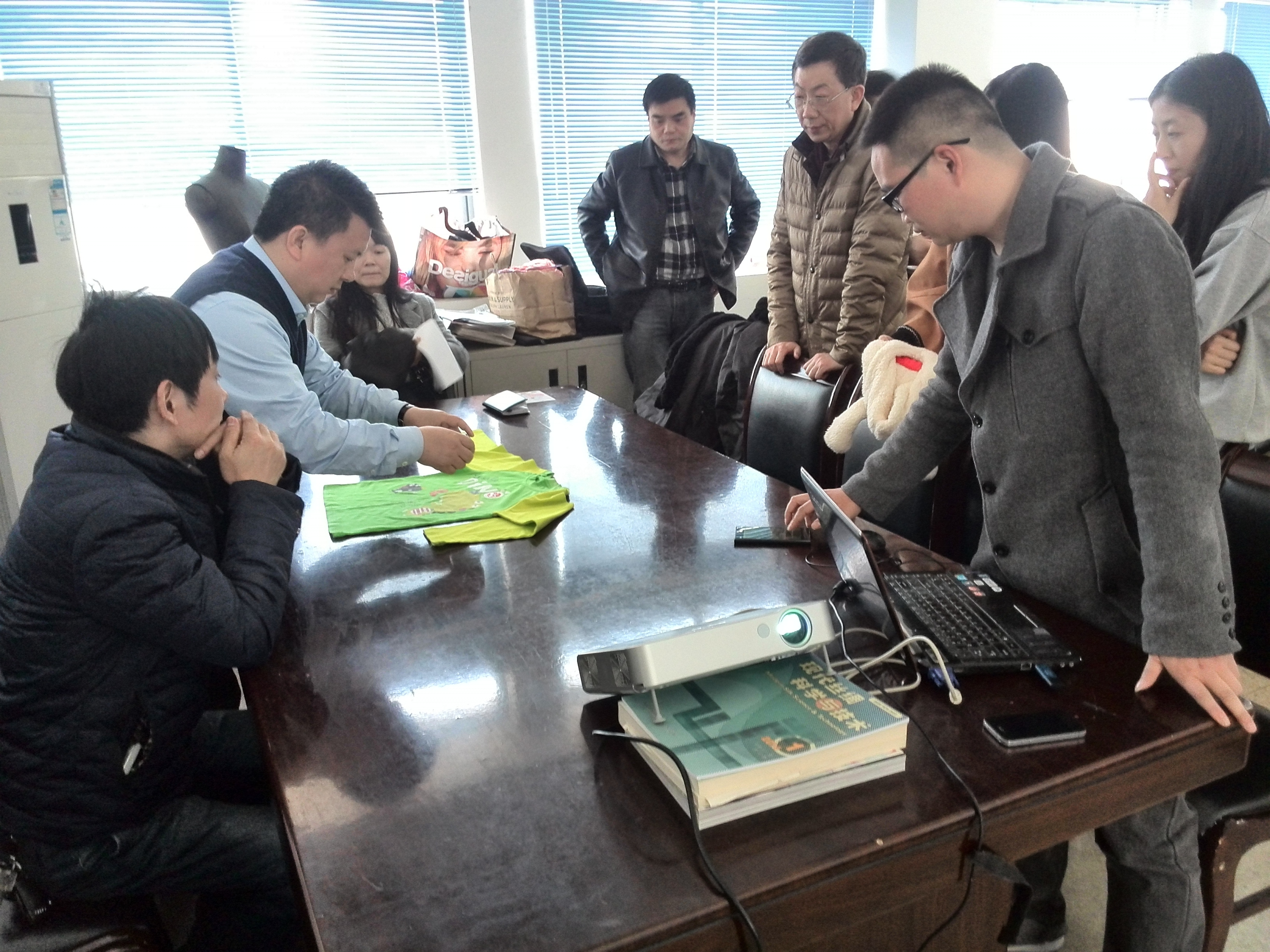 昆山工业设计和服装加工企业家来我校开展科技对接活动