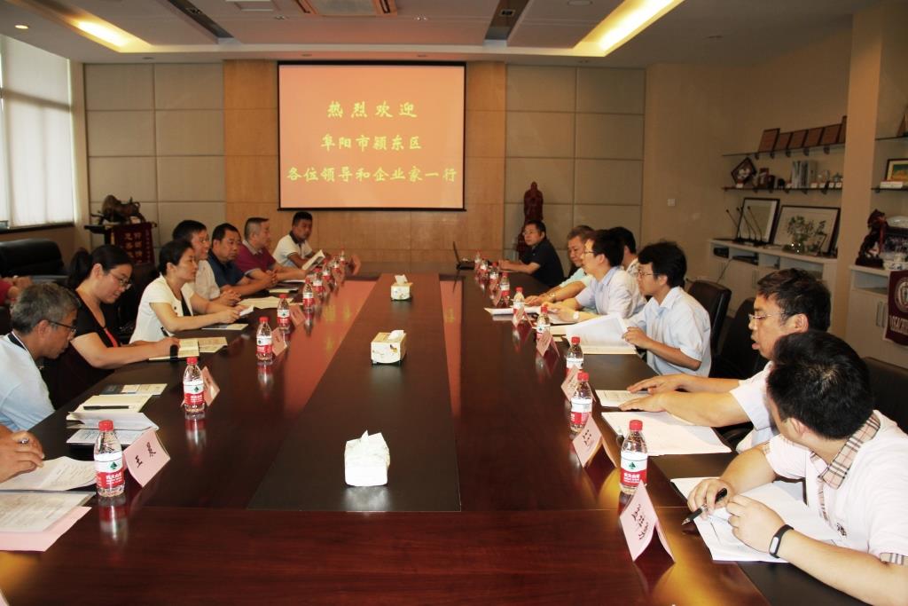 阜阳市颍东区曹伟副区长及企业家一行来我校交流