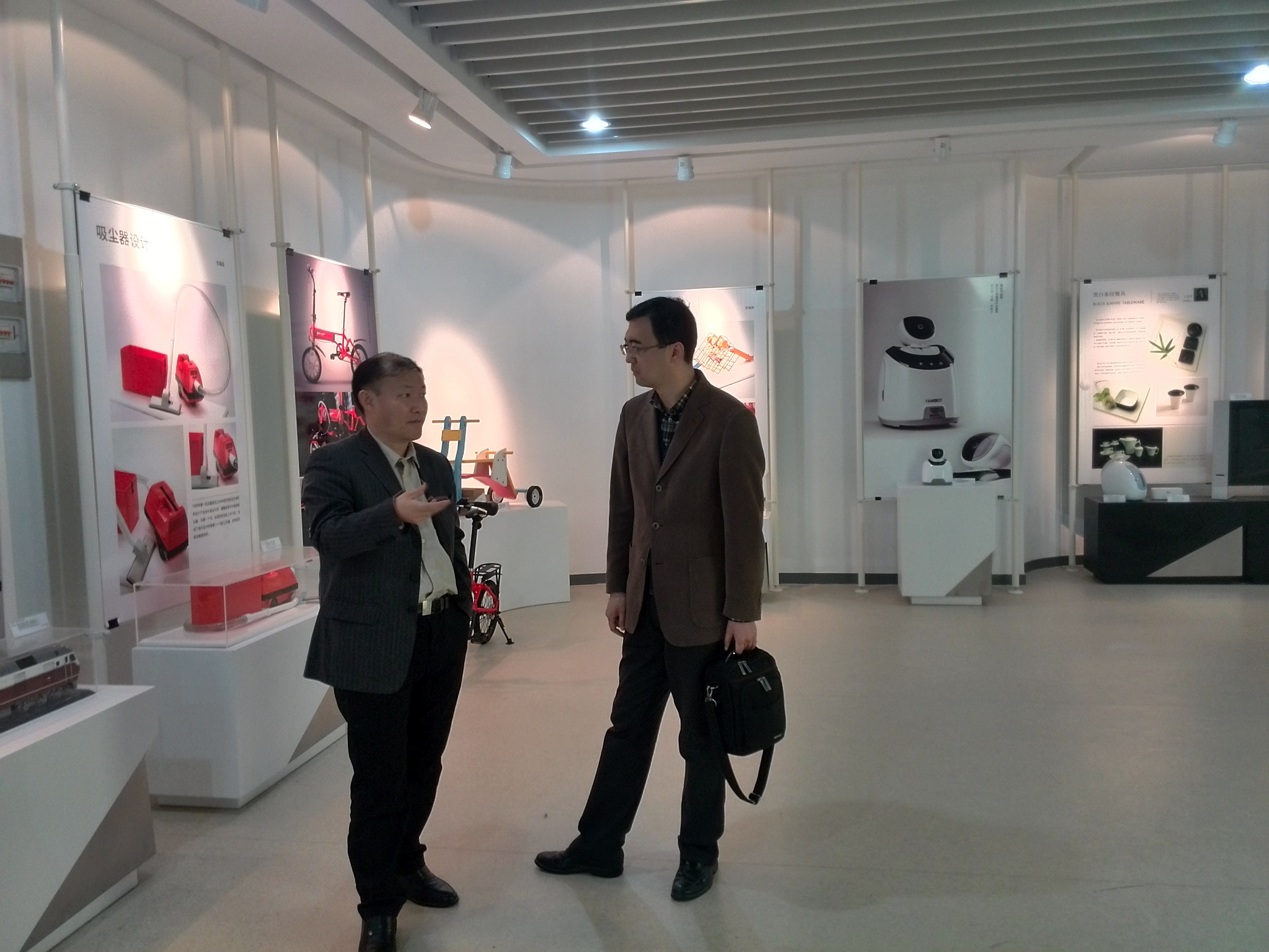 昆山工业设计和服装加工企业家再次组团来我校开展科技对接活动