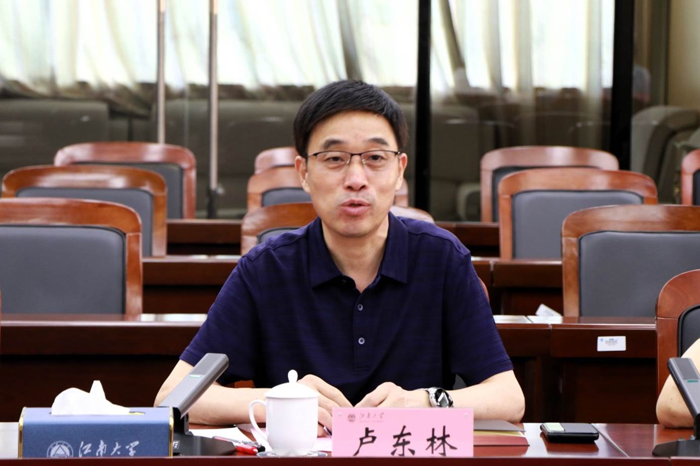桌子前的椅子上坐着人 AI 生成的内容可能不正确。